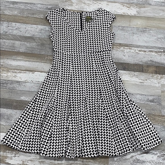 Taylor Dresses & Skirts - Taylor Black & White Sleeveless Flare Dress - Sz 6